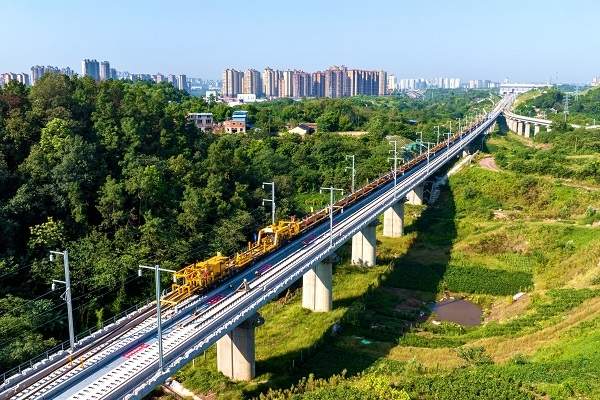 中铁四局参建的渝昆高铁川渝段全面进入铺轨阶段！