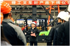 柳工F系列纯电动叉车下线