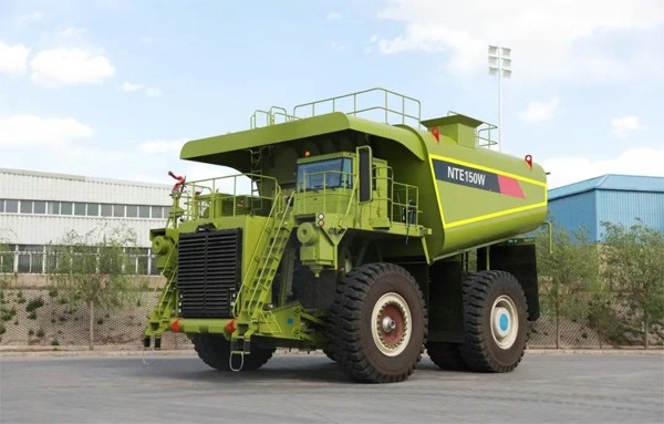 北方股份自研的最大智能型矿用洒水车顺利通过验收