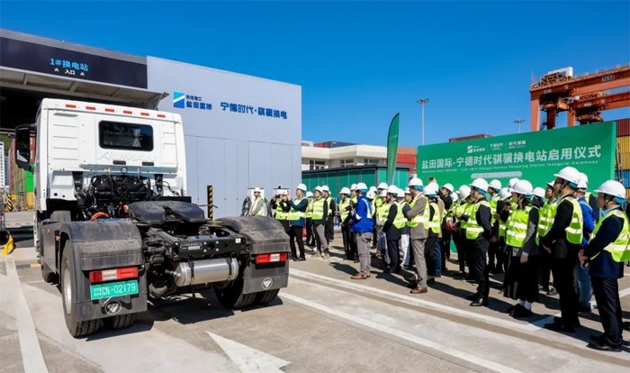 低碳转型！全球首座港内底盘式重卡换电站正式启用